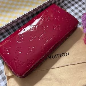 Louis Vuitton Zip around wallet